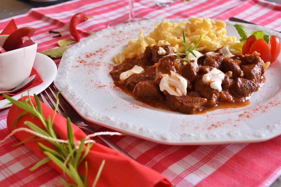 Gulasz z gałuszkami to jedna z potraw której warto spróbować w Budapeszcie